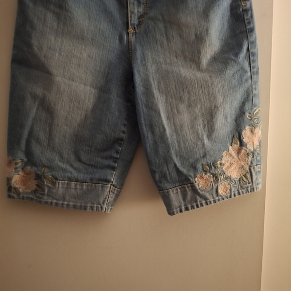 Gloria Vanderbilt Women's Blue Denim Shorts With Floral Embroidery - Picture 2 of 9